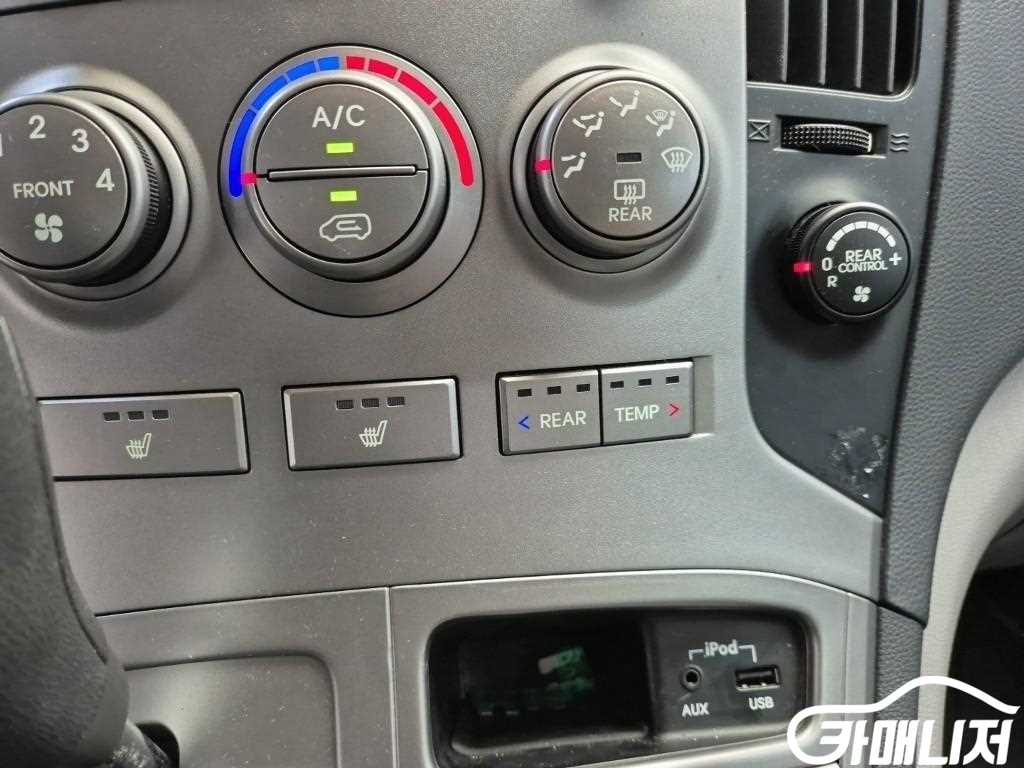 Hyundai Starex Grand Starex 11-Seater Wagon thumbnail 13