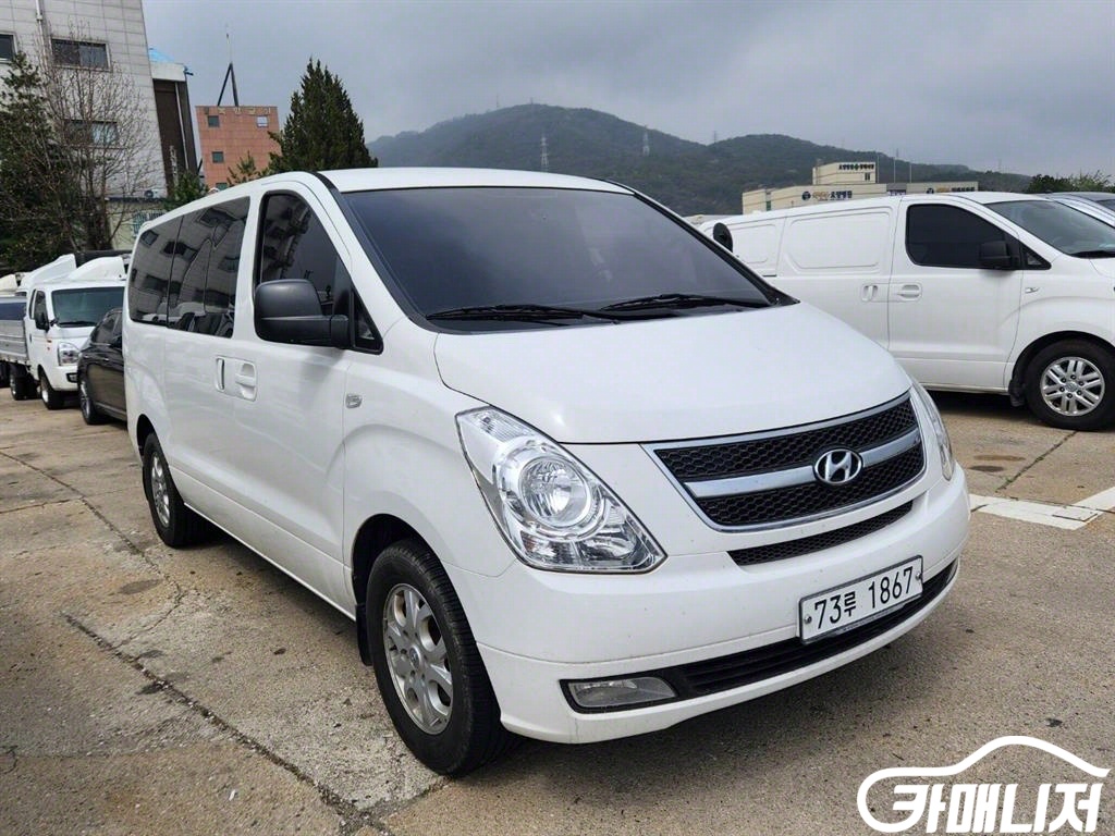 Hyundai Starex Grand Starex 12-Seater Wagon thumbnail 2