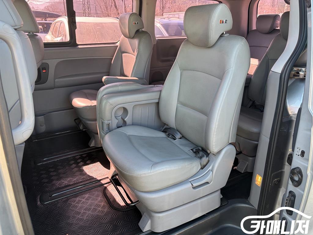 Hyundai Starex Grand Starex 12-Seater Wagon thumbnail 11