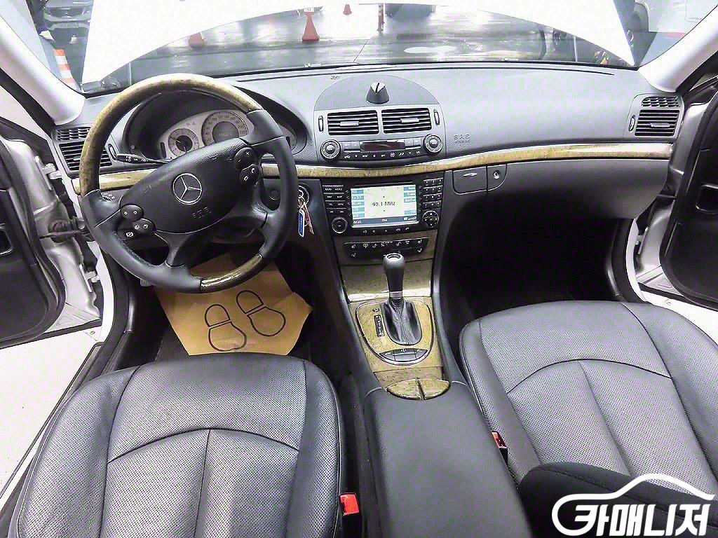 Mercedes-Benz E-Class E350 4MATIC thumbnail 11