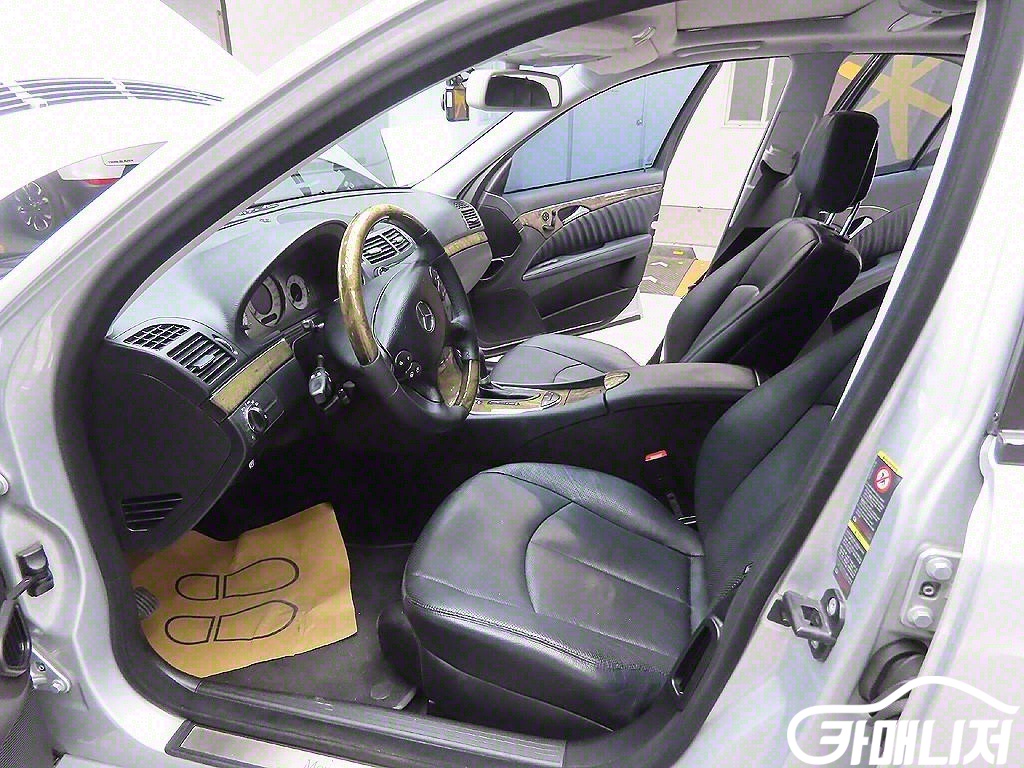 Mercedes-Benz E-Class E350 4MATIC thumbnail 12