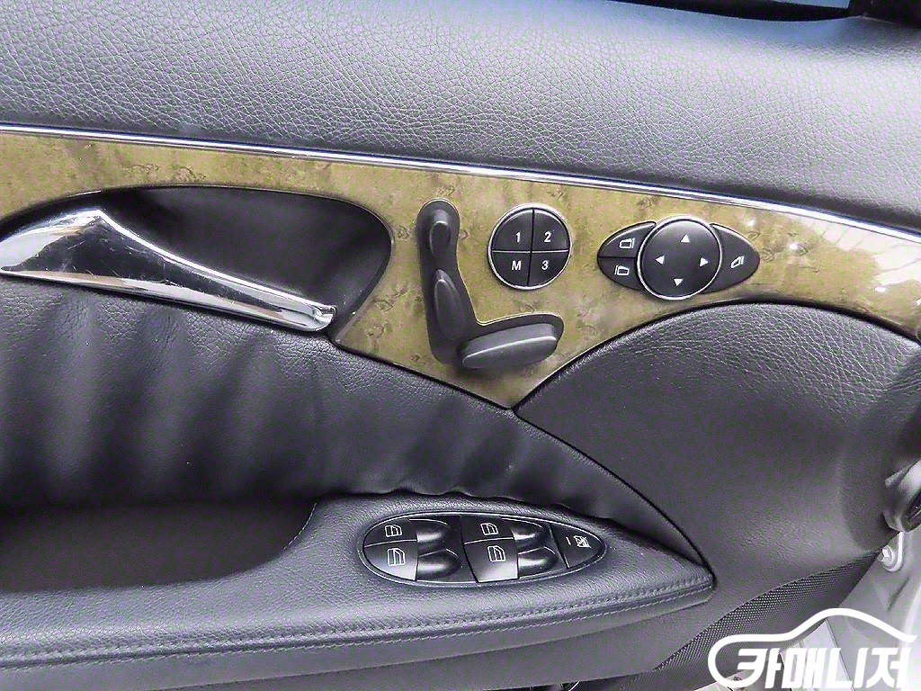 Mercedes-Benz E-Class E350 4MATIC thumbnail 13