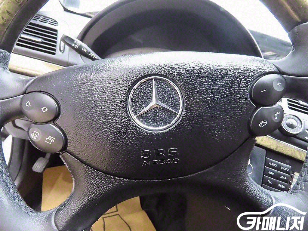 Mercedes-Benz E-Class E350 4MATIC thumbnail 16