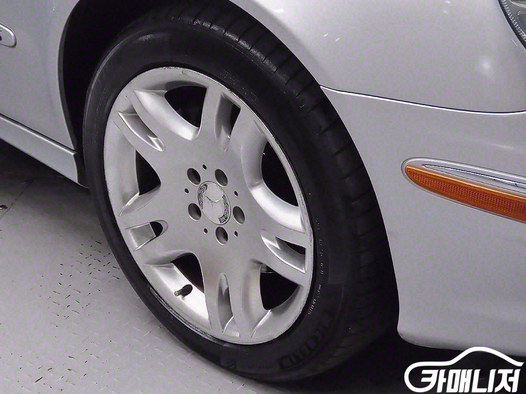 Mercedes-Benz E-Class E350 4MATIC thumbnail 5