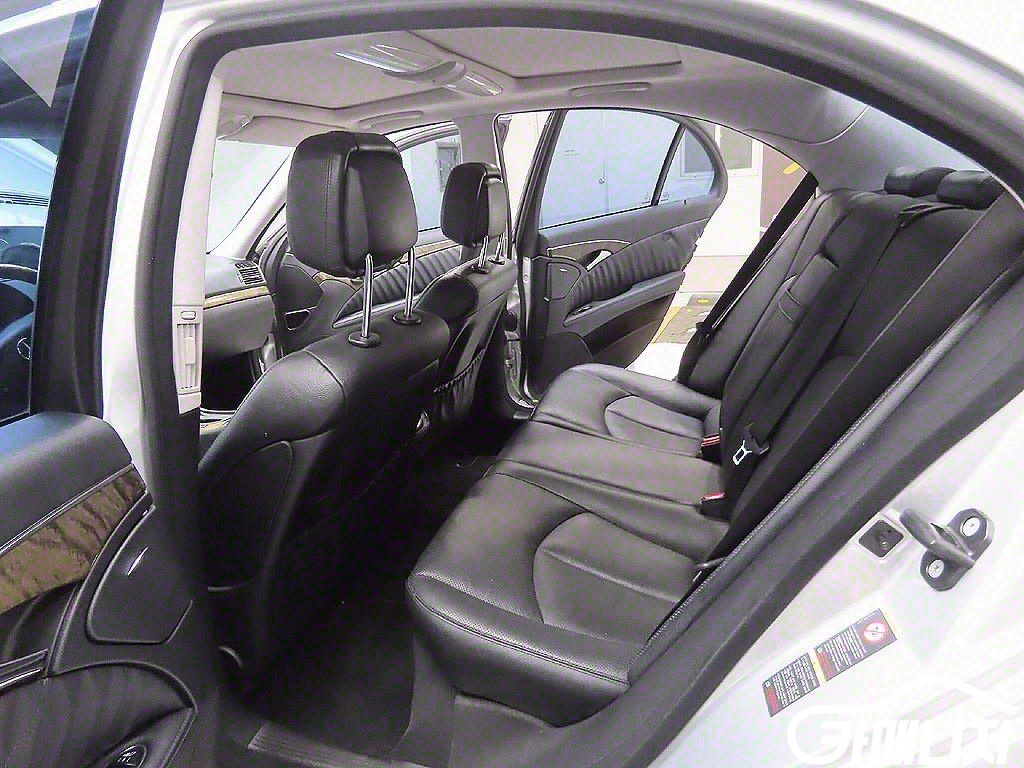 Mercedes-Benz E-Class E350 4MATIC thumbnail 8