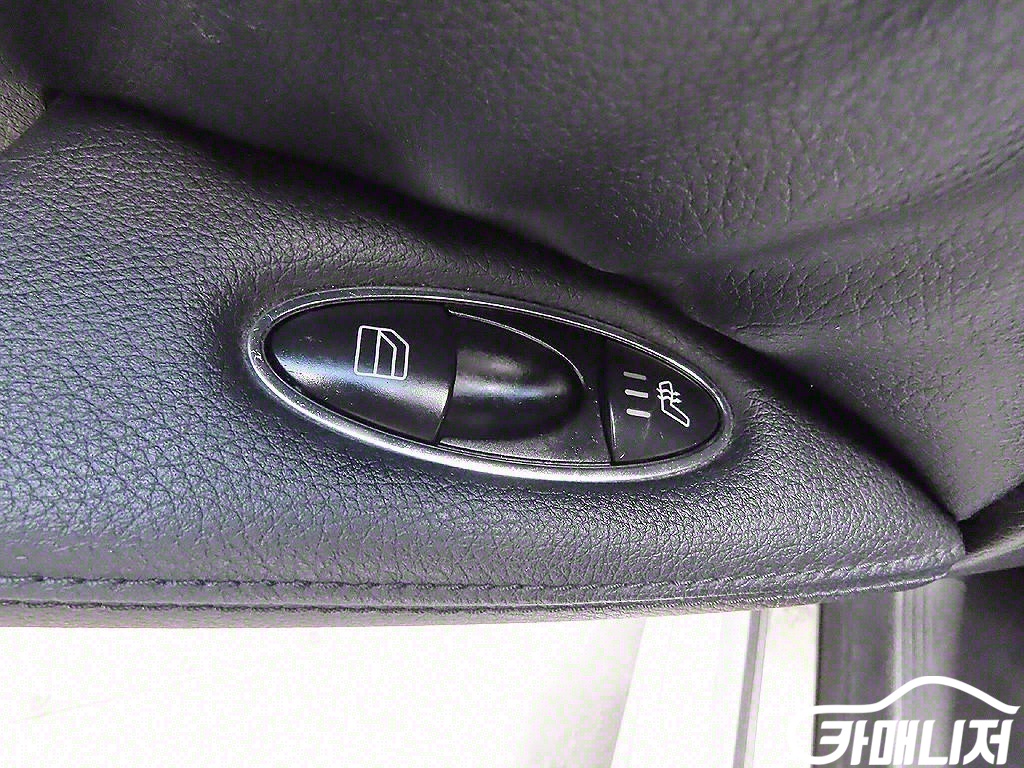 Mercedes-Benz E-Class E350 4MATIC thumbnail 9