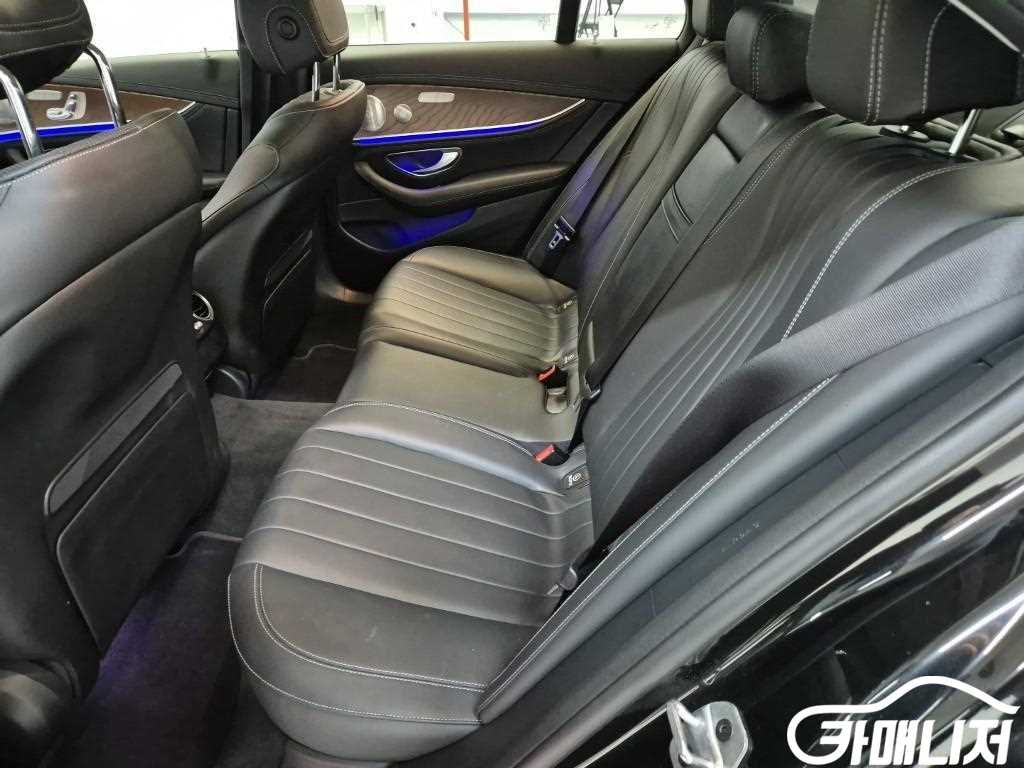 Mercedes-Benz E-Class E-Class W213 E300e Exclusive thumbnail 12