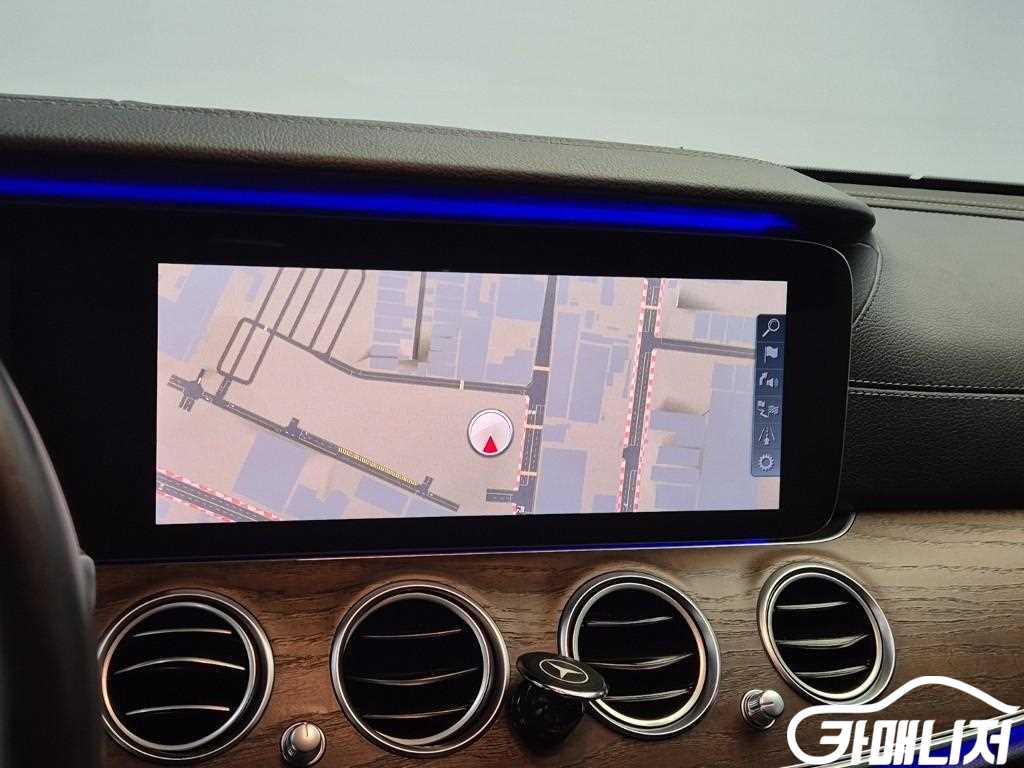 Mercedes-Benz E-Class E-Class W213 E300e Exclusive thumbnail 14