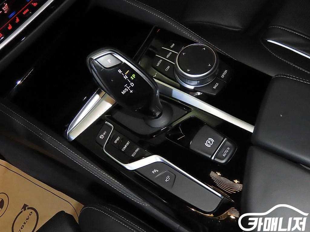 BMW 5 Series 520d thumbnail 12