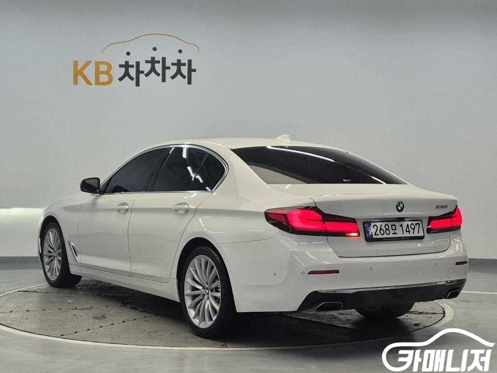 BMW 5 Series 530i thumbnail 2