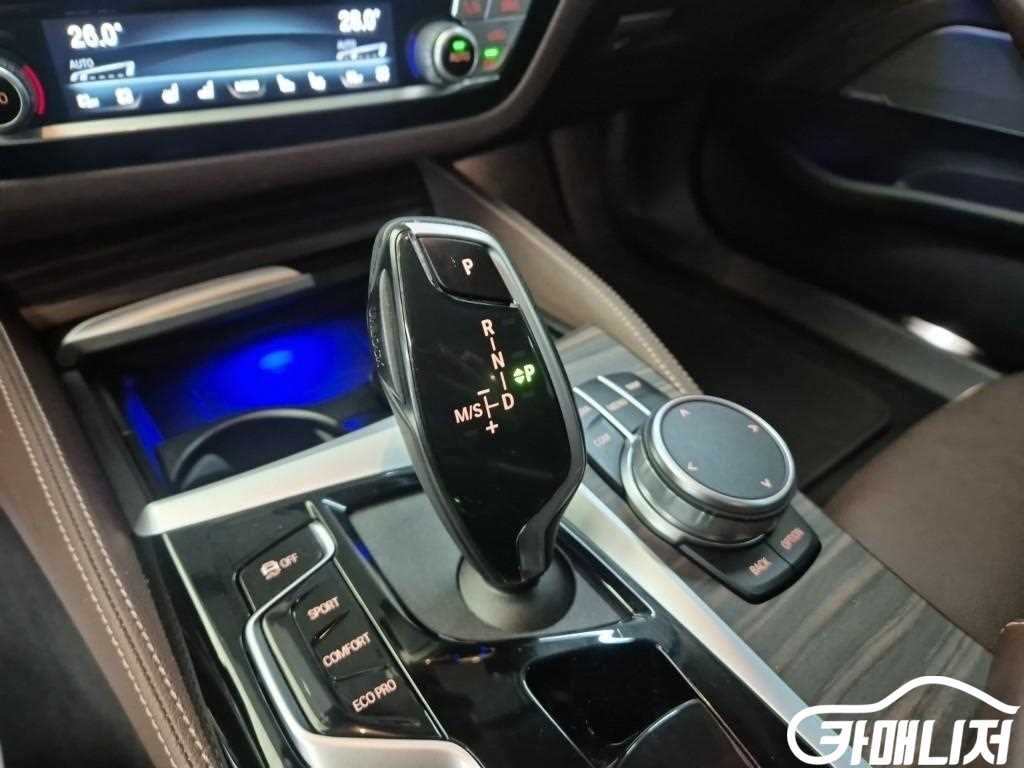 BMW 5 Series 530i thumbnail 8