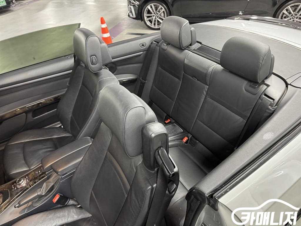 BMW 3 Series 328i Convertible thumbnail 17