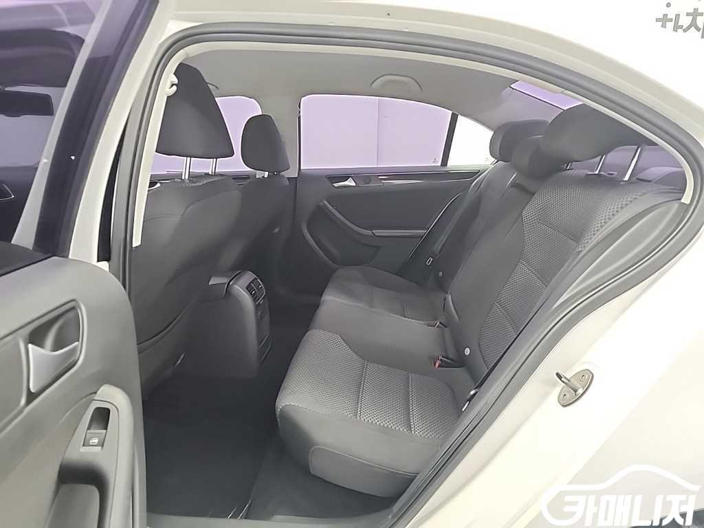 Volkswagen Jetta New Jetta 1.6 TDI BlueMotion thumbnail 12