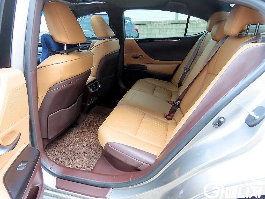 Lexus ES ES300h 7th Gen Luxury Peulreoseu thumbnail 6
