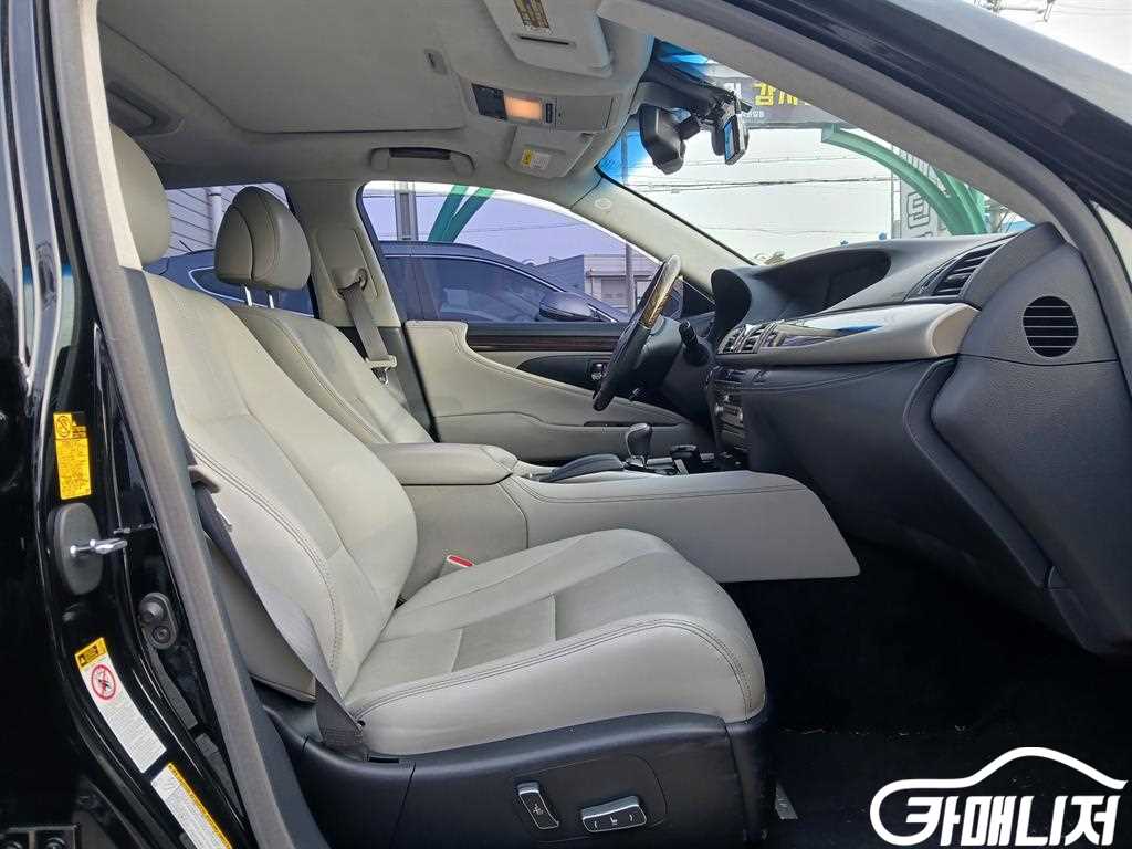 Lexus LS LS600hL 4-Seater thumbnail 10