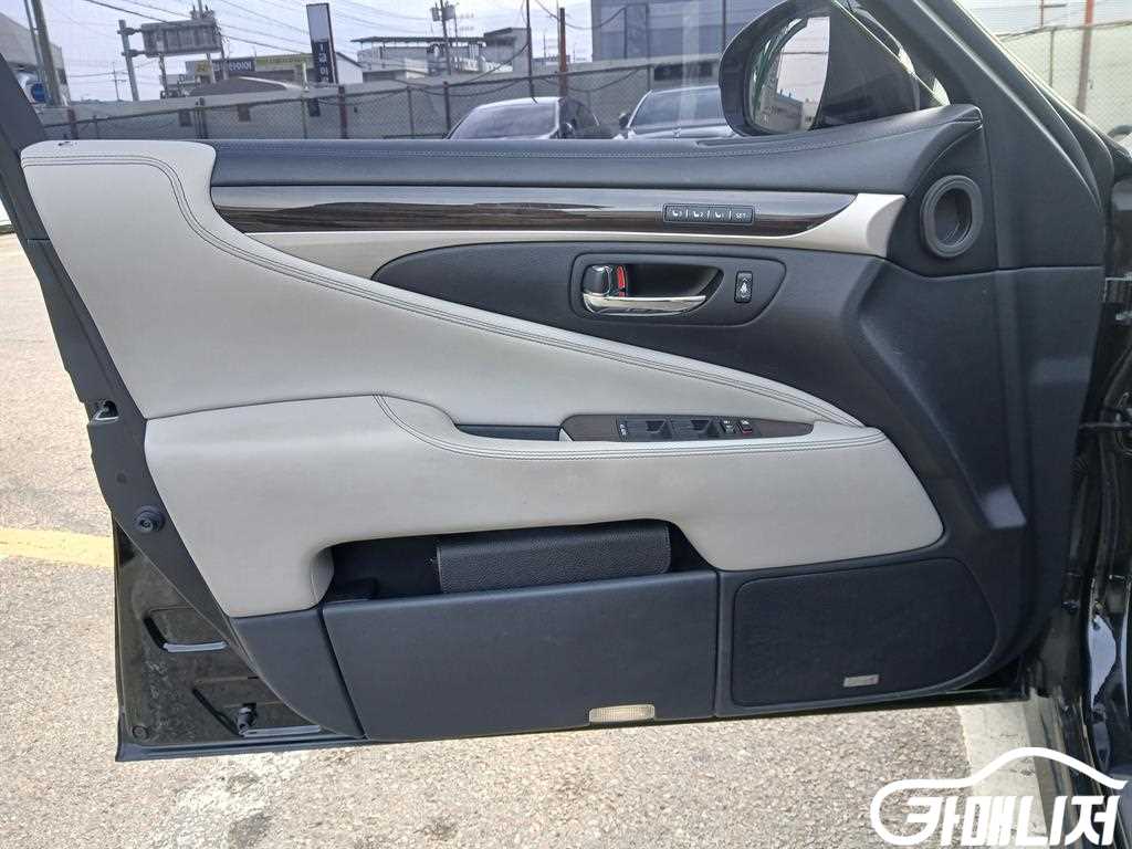 Lexus LS LS600hL 4-Seater thumbnail 11