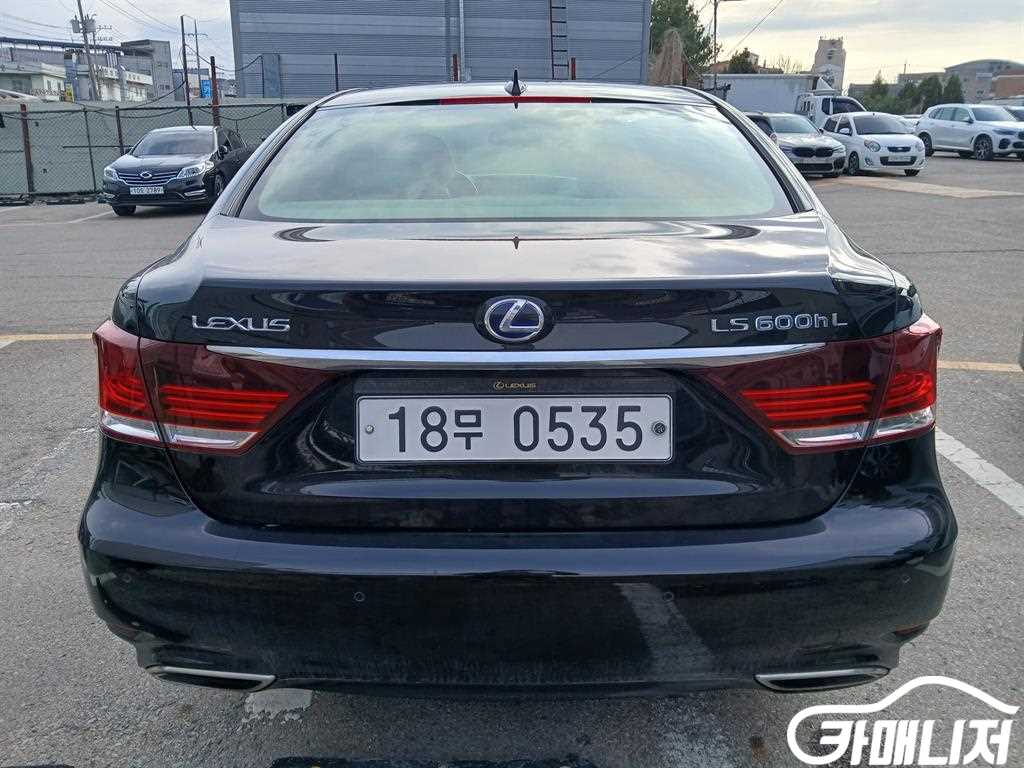 Lexus LS LS600hL 4-Seater thumbnail 3