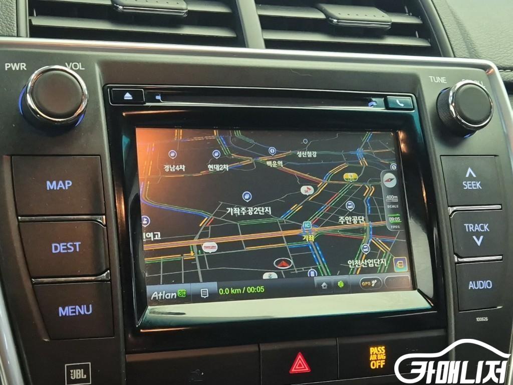 Toyota Camry 2.5 XLE thumbnail 14