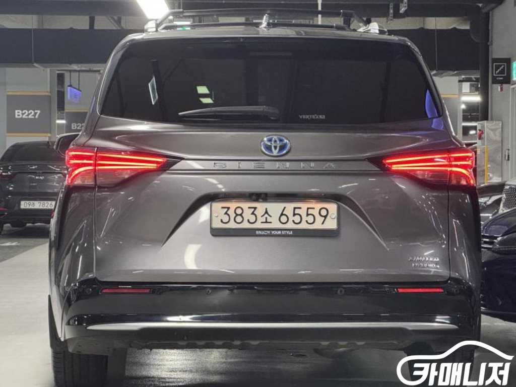 Toyota Sienna 2.5 2WD Hybrid thumbnail 3