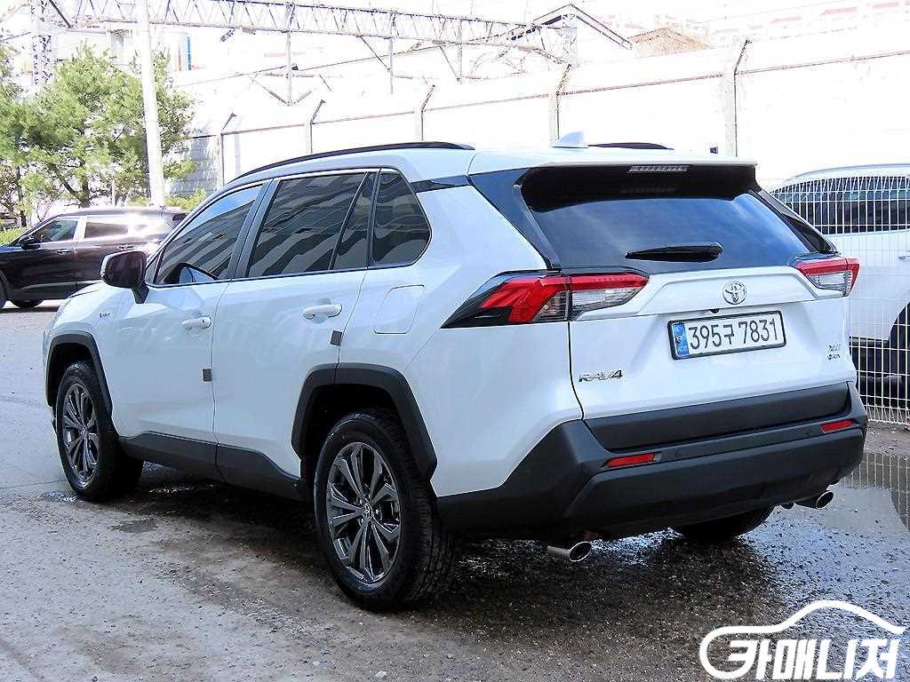 Toyota RAV4 2.5 2WD Hybrid XLE thumbnail 3