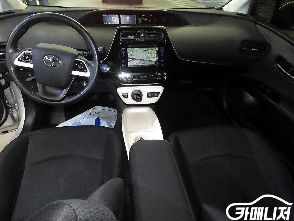 Toyota Prius Prius 4th Gen 1.8 E thumbnail 10