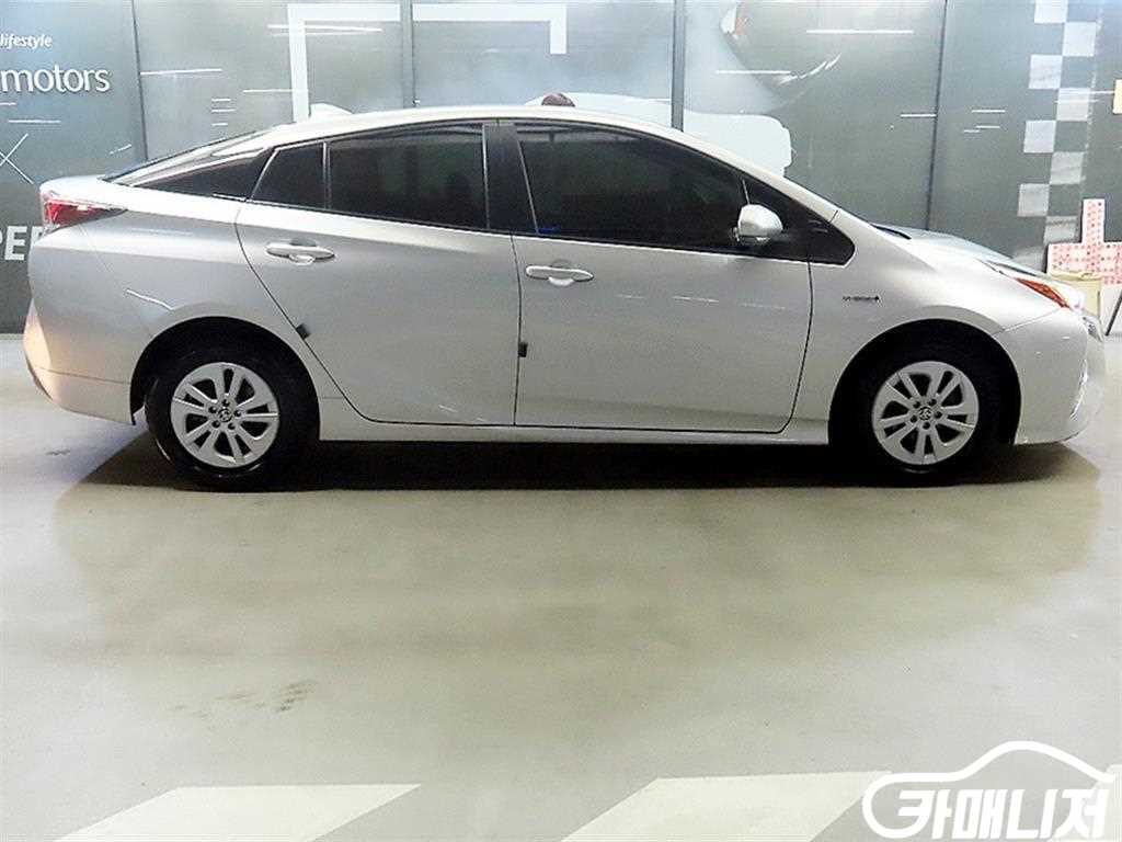 Toyota Prius Prius 4th Gen 1.8 E thumbnail 3