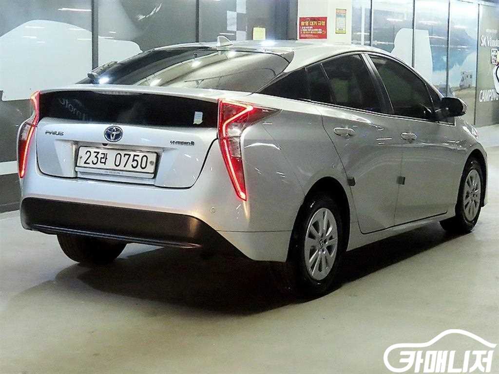 Toyota Prius Prius 4th Gen 1.8 E thumbnail 4