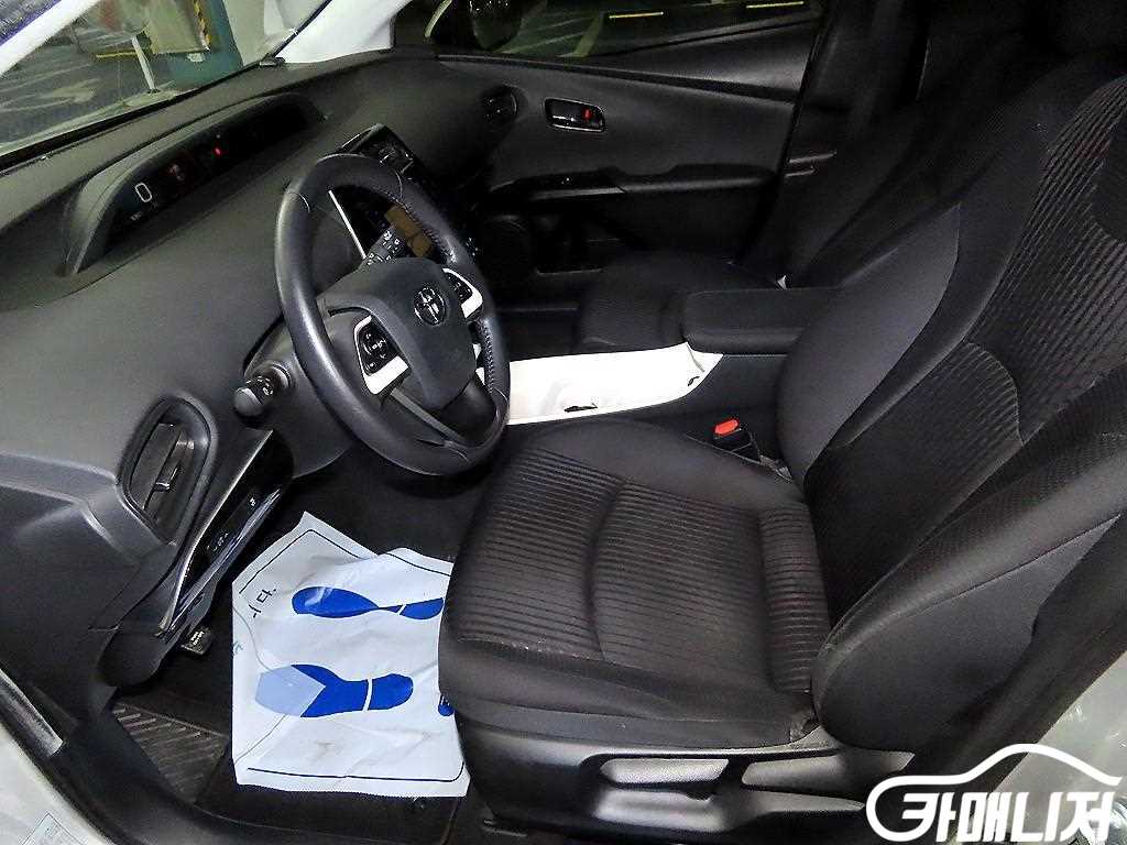 Toyota Prius Prius 4th Gen 1.8 E thumbnail 6