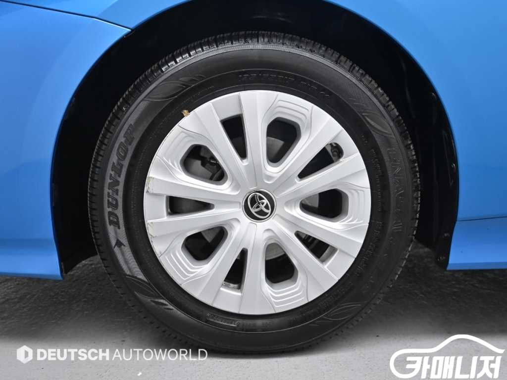 Toyota Prius Prius 4th Gen 1.8 thumbnail 5