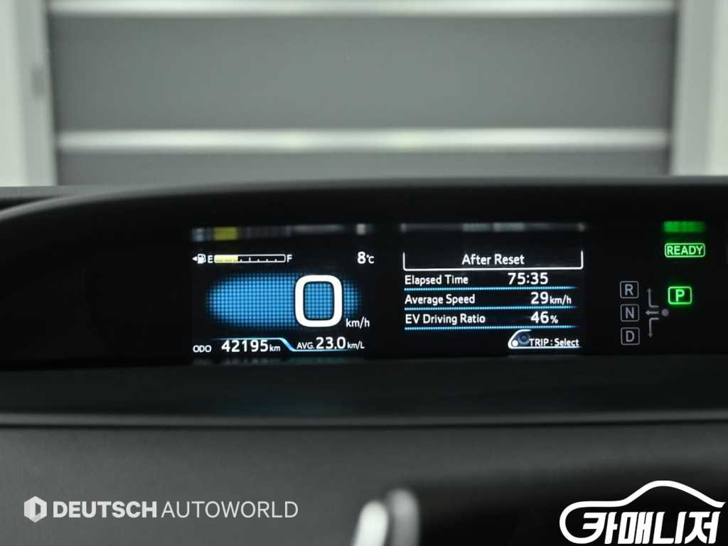 Toyota Prius Prius 4th Gen 1.8 thumbnail 8