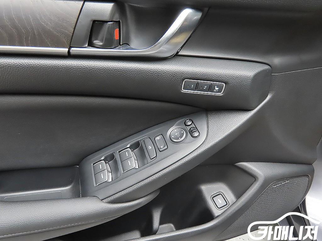 Honda Accord 2.0 Hybrid Touring thumbnail 11