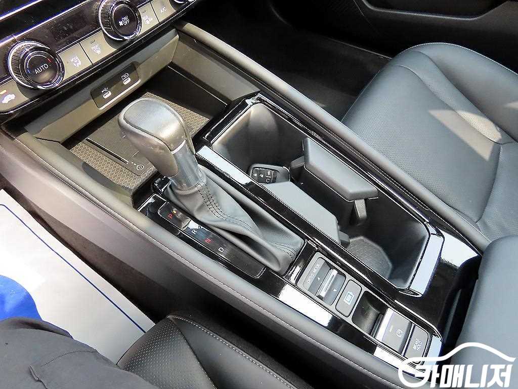 Honda Accord 2.0 Hybrid Touring thumbnail 11