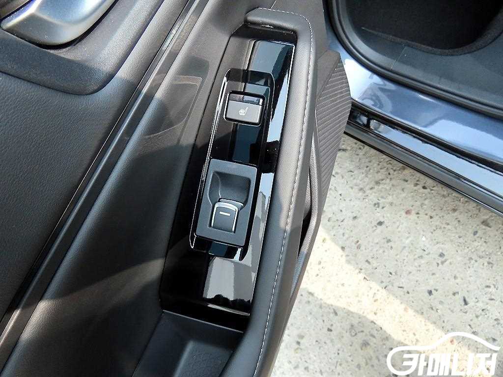 Honda Accord 2.0 Hybrid Touring thumbnail 16