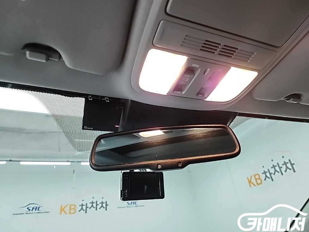 Honda CR-V CR-V 5th Gen 2.0 Hybrid Touring 4WD thumbnail 17