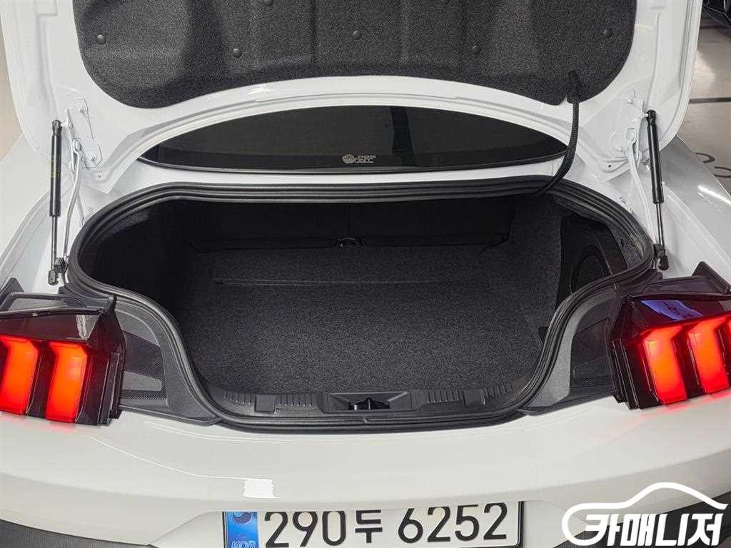 Ford Mustang Mustang 7th Gen 2.3 EcoBoost Premium Coupe thumbnail 18