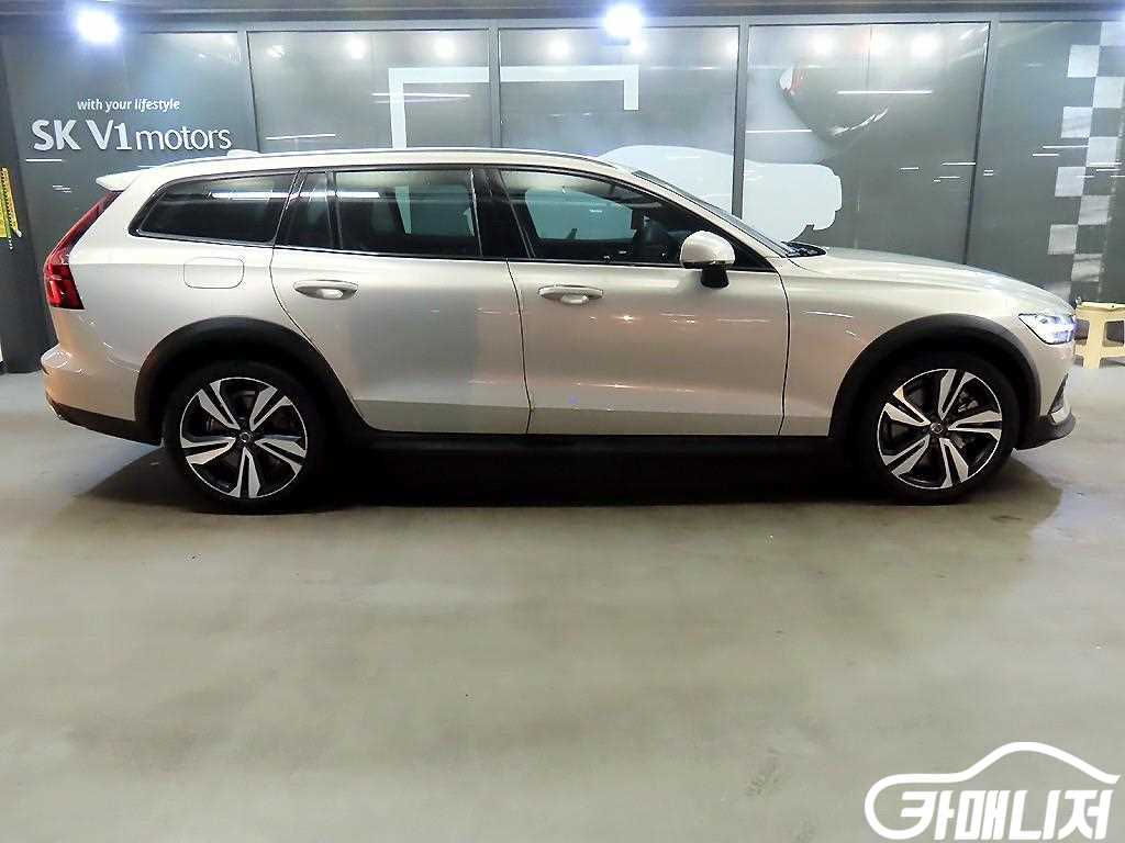 Volvo V60 V60 Cross Country 2nd Gen 2.0 B5 Peuro AWD thumbnail 3