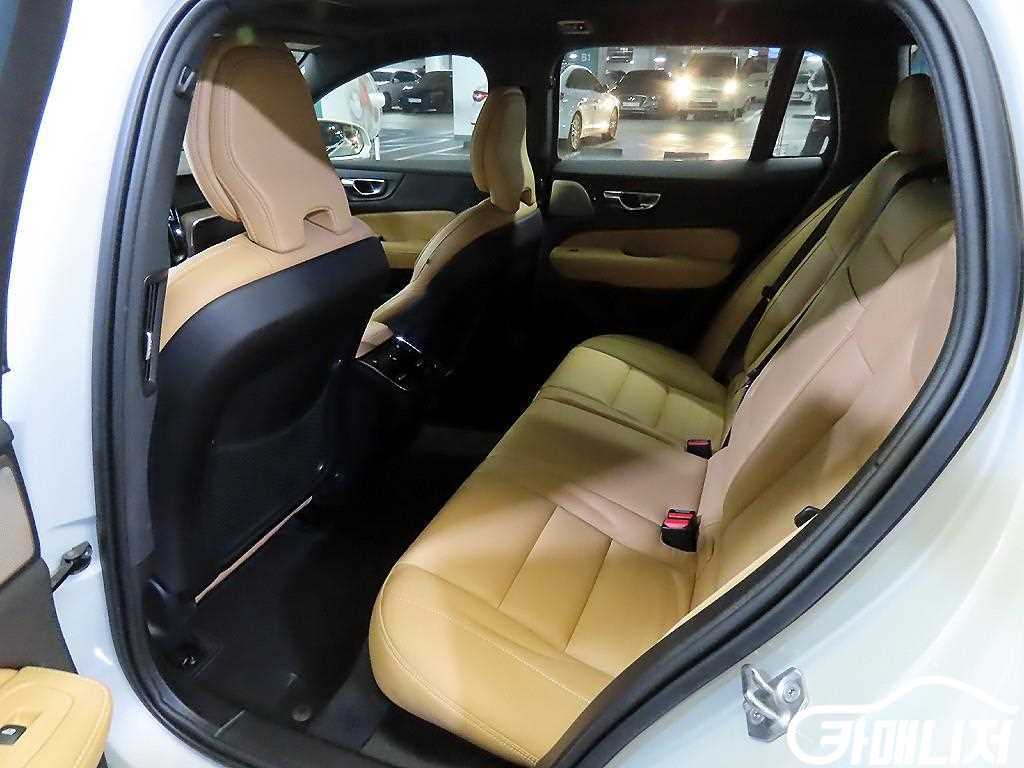 Volvo V60 V60 Cross Country 2nd Gen 2.0 B5 Peuro AWD thumbnail 7