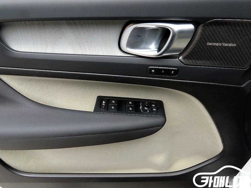 Volvo XC40 B4 AWD Ulteura Bright thumbnail 11