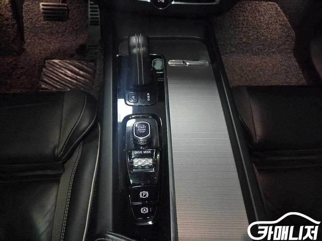 Volvo XC60 T8 AWD R-Design thumbnail 11