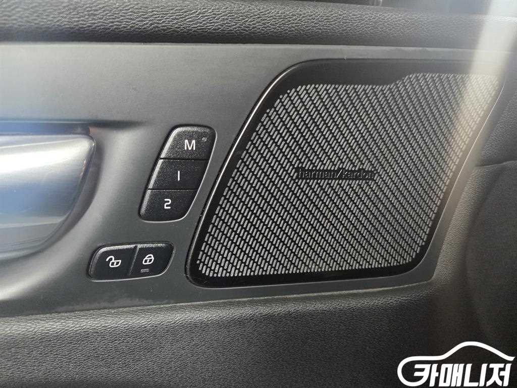 Volvo XC60 T8 AWD R-Design thumbnail 15