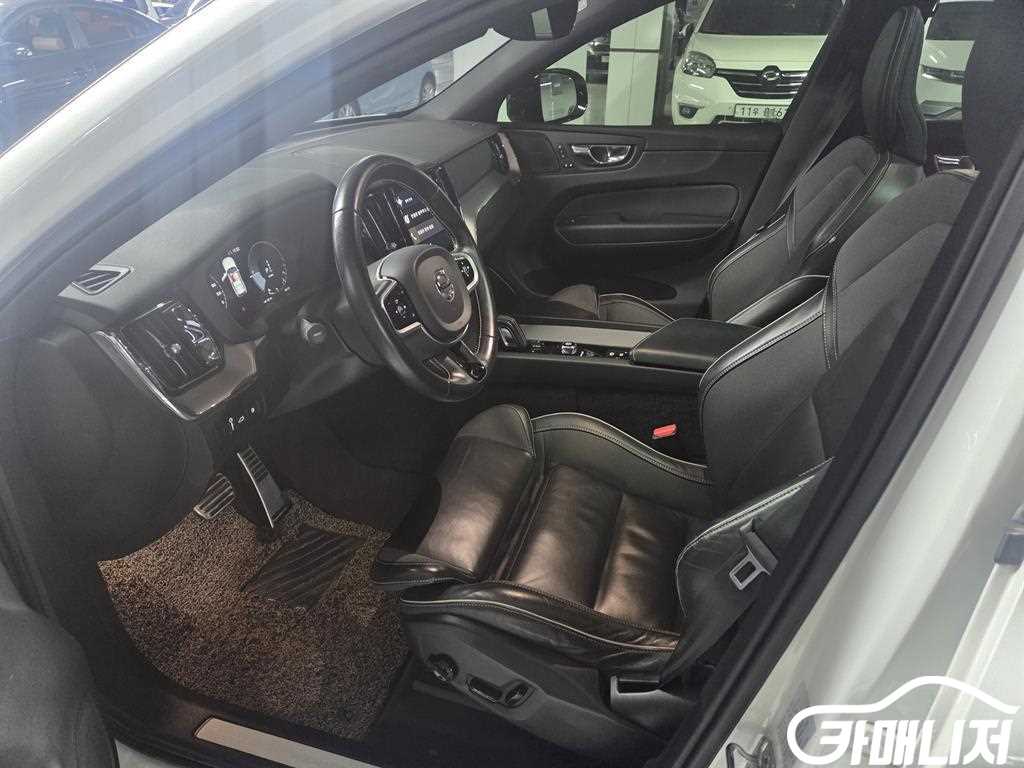 Volvo XC60 T8 AWD R-Design thumbnail 8